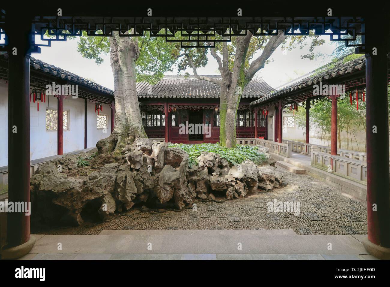 Un edificio nell'antico giardino Cinese di Suzhou di giorno Foto Stock