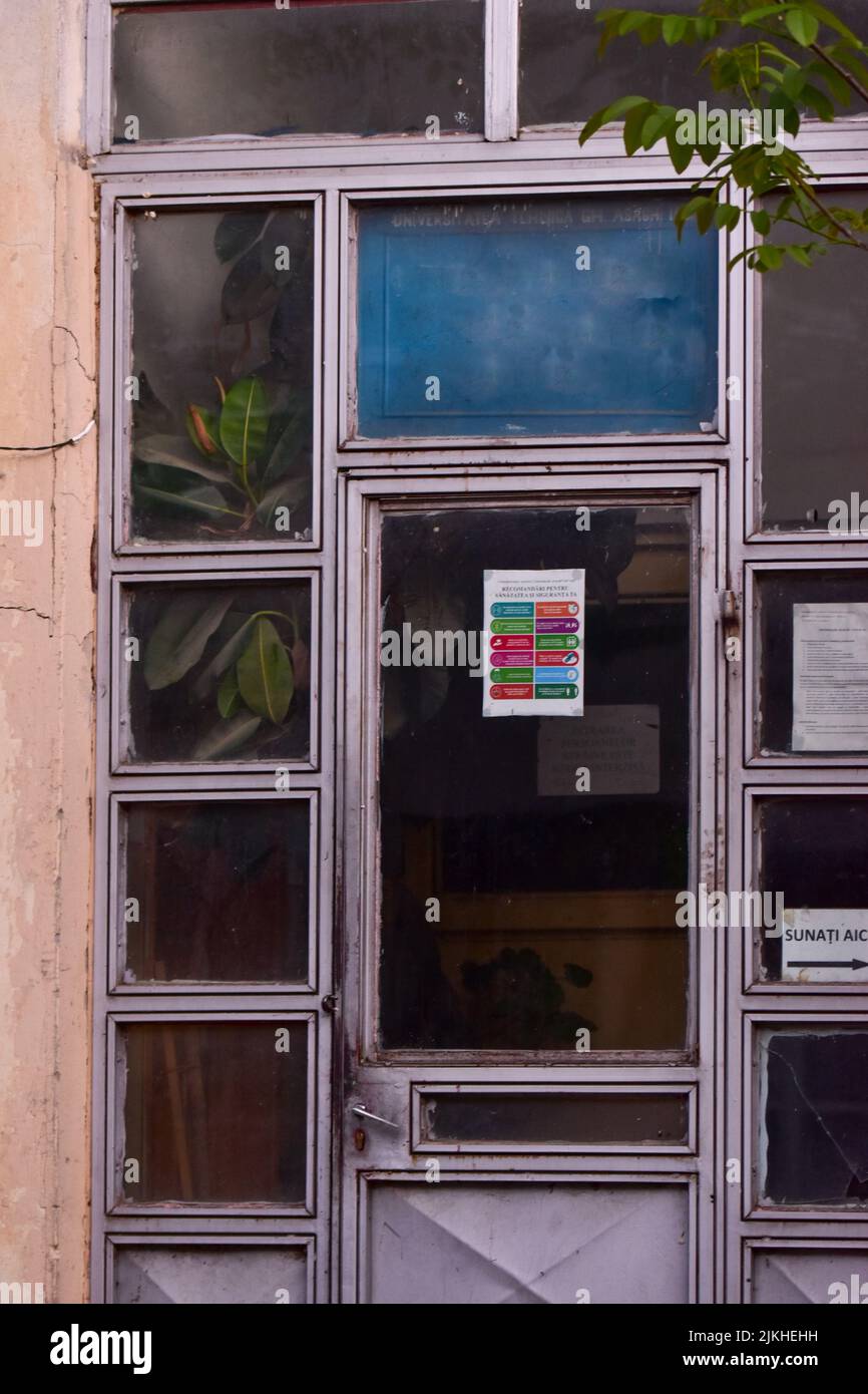 Un'immagine verticale di una vecchia porta d'ingresso del negozio di sartoria Foto Stock Un'immagine verticale di una vecchia porta d'ingresso del negozio di sartoria Foto Stock