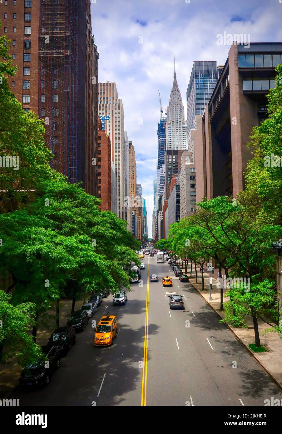 Un bellissimo scatto che si affaccia sulla e 42nd St con il Chrysler Building che si affaccia sullo sfondo Foto Stock