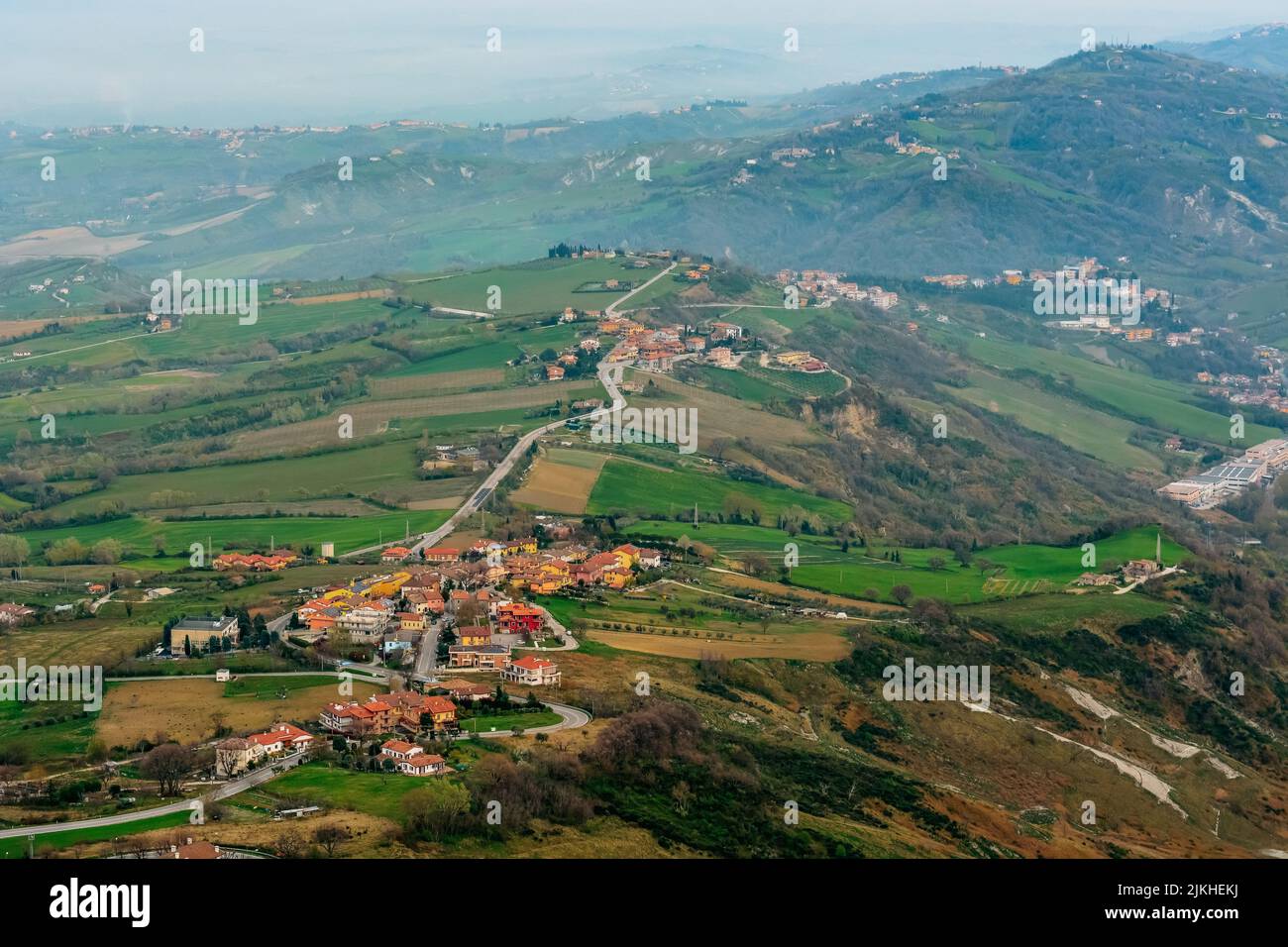 Vista dall'alto del verde paesaggio collinare di San Marino dalla seconda torre di Falesia Foto Stock