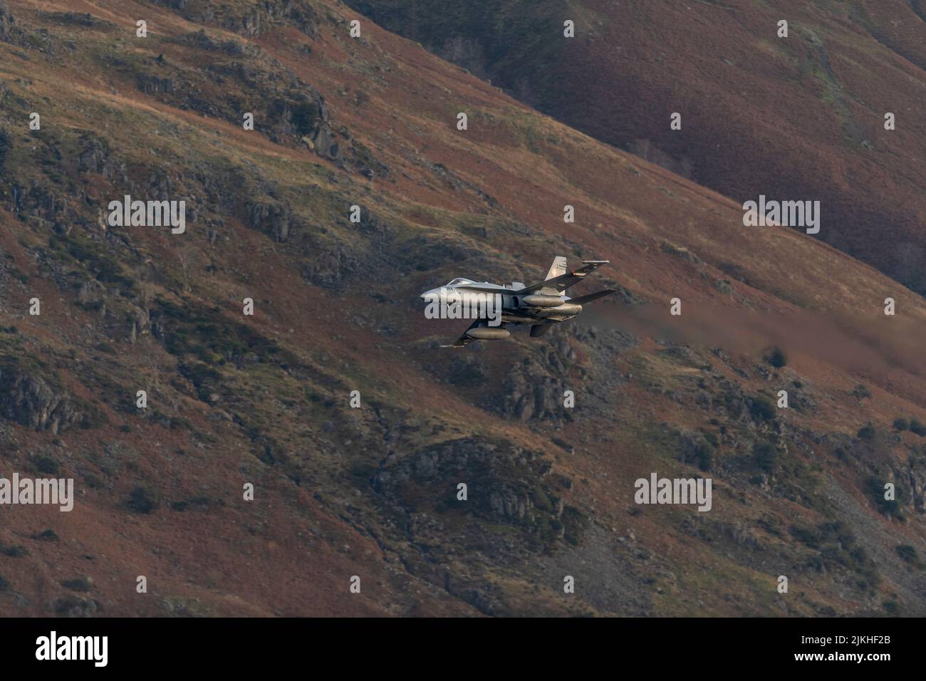 Un addestramento di basso livello dell'aeronautica svizzera F18 Hornet sul distretto di Thirlmere Lake, Regno Unito Foto Stock