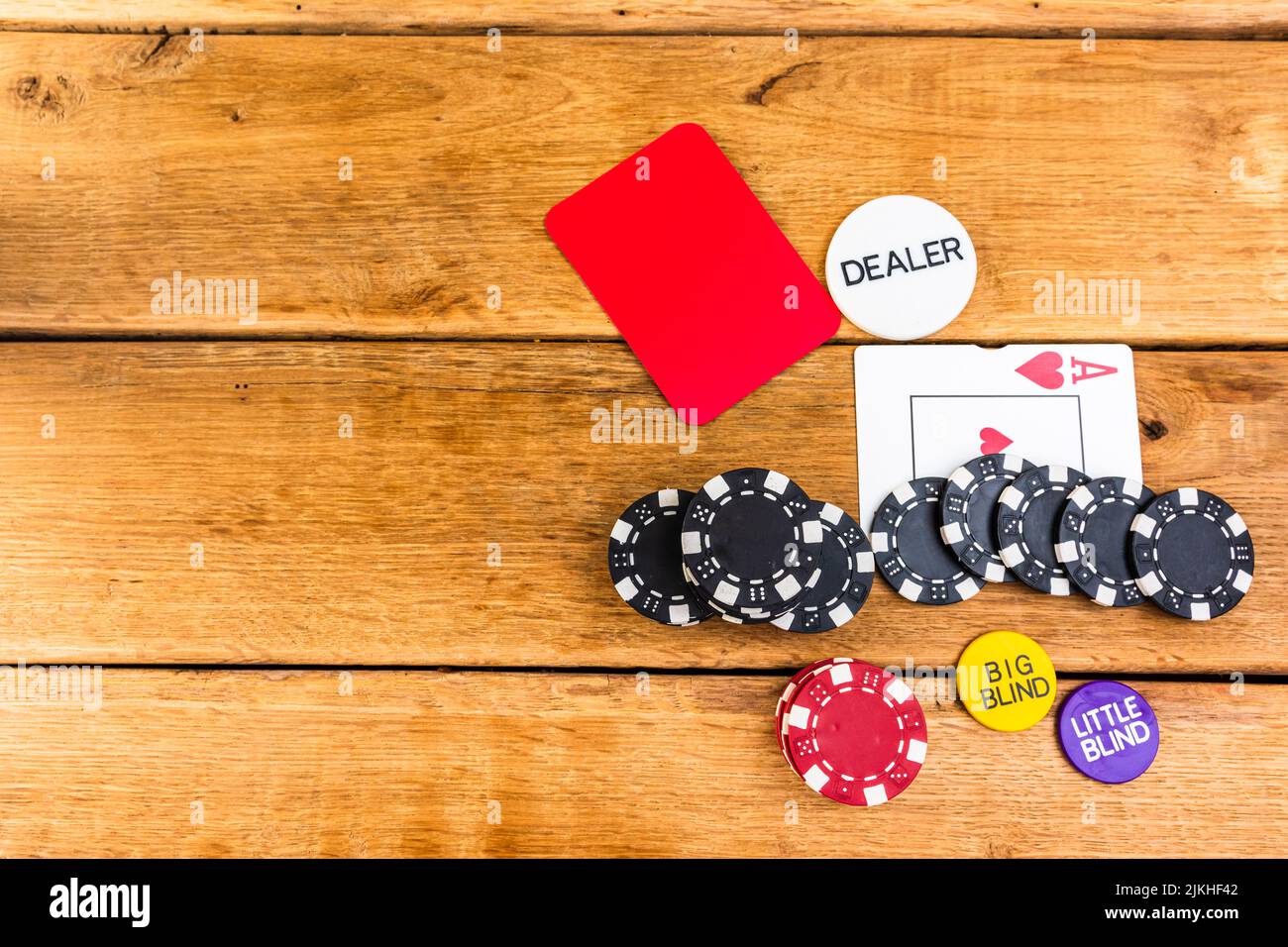 Pile di poker chips su sfondo di legno, Poker chips diffusione, big blind, concessionario, il concetto di poker Foto Stock