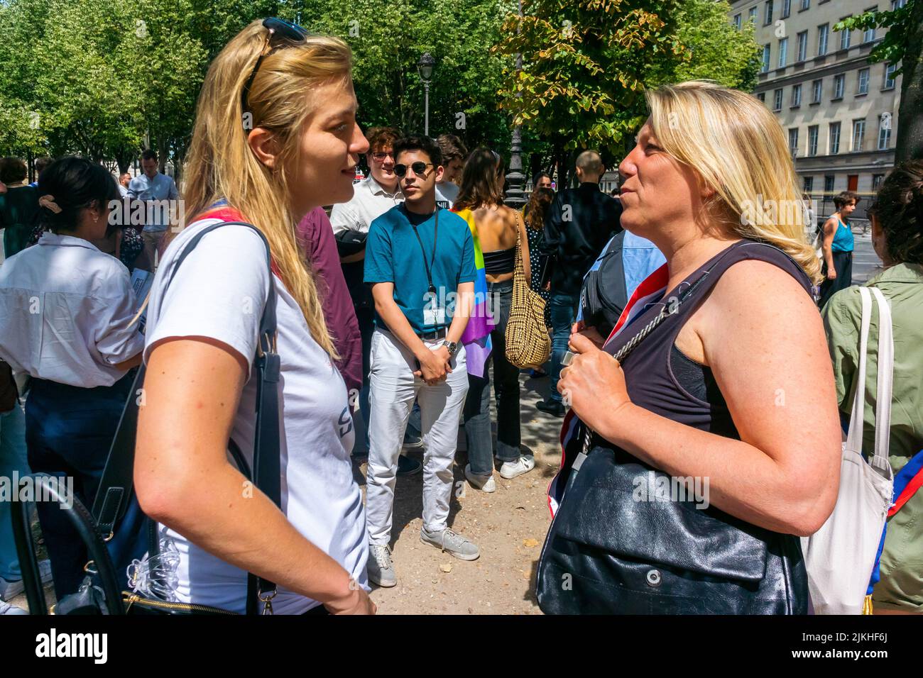 Parigi, Francia, Partito politico francese EELV (NUPES, Danielle Simonnet), dimostrazione contro l'omofobia, LGBT-fobia, ministri del governo Macron, (Cayeux, Bechu, le Cornu) per uscire, donne che parlano, sostegno alle questioni sociali, politica femminile Foto Stock