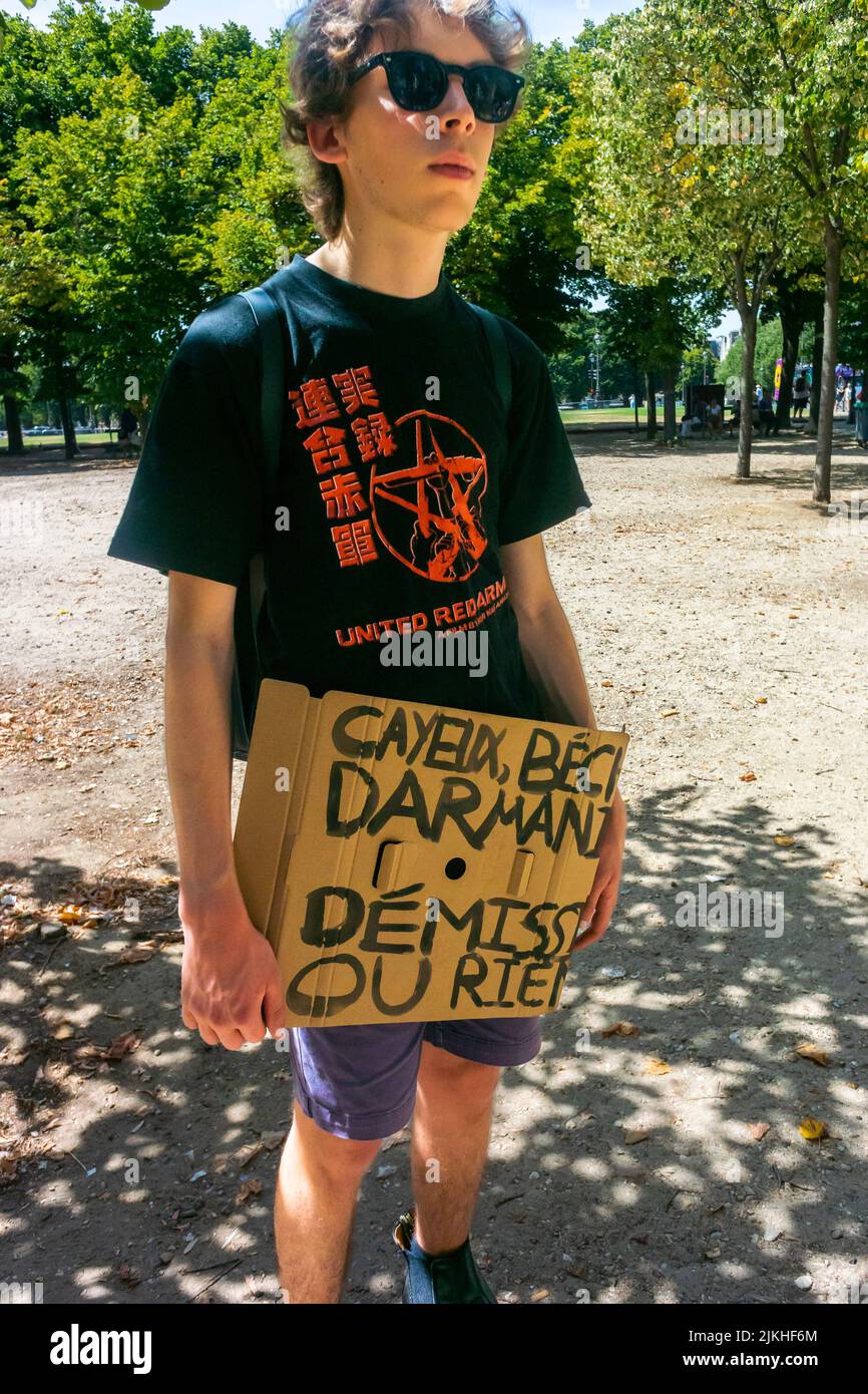 Parigi, Francia, partito politico francese EELV (NUPES e N.G.o'S: ACT UP Paris, Aides, STRASS), dimostrazione contro l'omofobia, LGBT-Phobia, ministri del governo di Macron, (Cayeux, Bechu, le Cornu) a Quit, giovani attivisti adolescenti che tengono segno di protesta, sostegno alle questioni sociali, protesta per i diritti lgbt Foto Stock