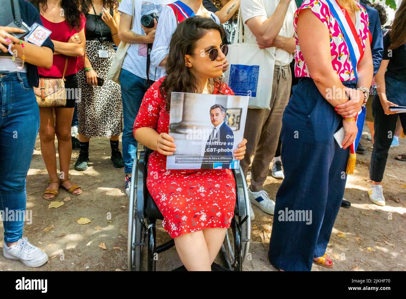 Parigi, Francia, donna che tiene protesta Sign in Wheelchair in Crowd, Partito politico francese EELV (NUPES, and N.G.o'S:), dimostrazione contro l'omofobia, LGBT-Phobia, Ministri del governo di Macron, (Cayeux, Bechu, le Cornu) per uscire, alzarsi e essere contati Foto Stock