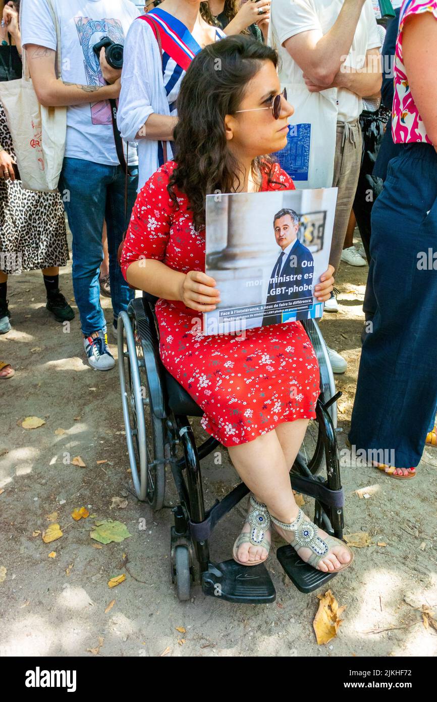 Parigi, Francia, Woman Holding Protest Sign in Wheelchair in Crowd, Partito politico francese EELV (NUPES, and N.G.o's, Demonstration Against homophobia, LGBT-Phobia, Ministri del governo di Macron, (Cayeux, Bechu, le Cornu) to Quit, protesta per i diritti lgbt Foto Stock