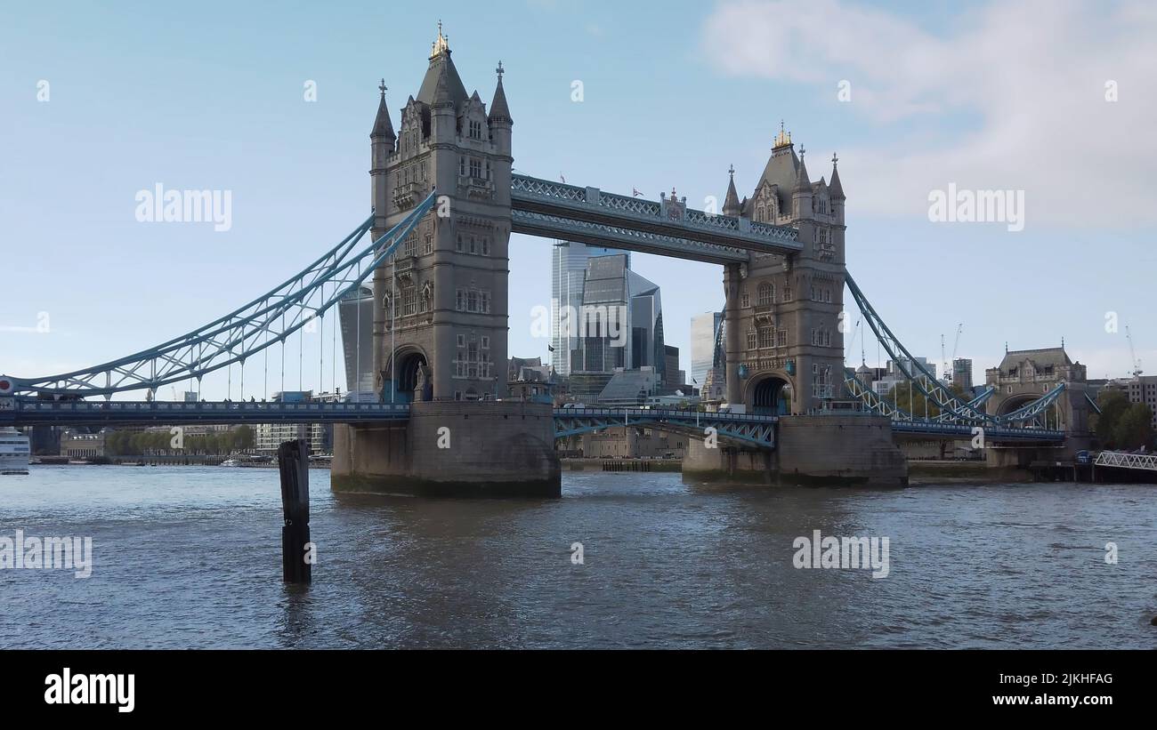Una splendida vista sul Tower Bridge, un ponte sospeso a Londra Foto Stock