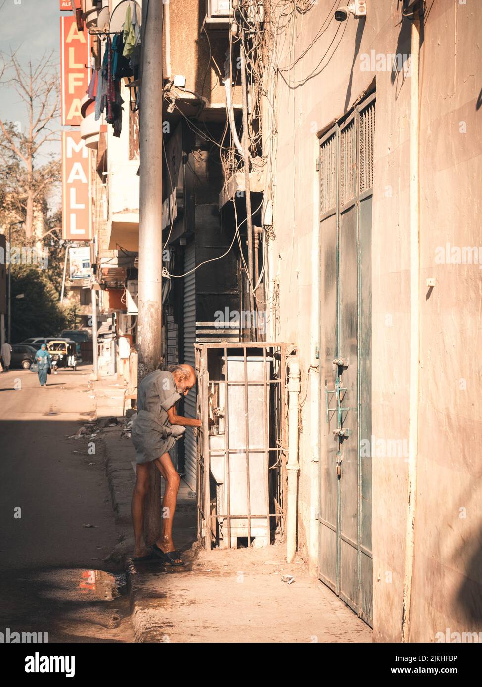 Una vista di un vecchio su una strada in una calda giornata estiva Foto Stock