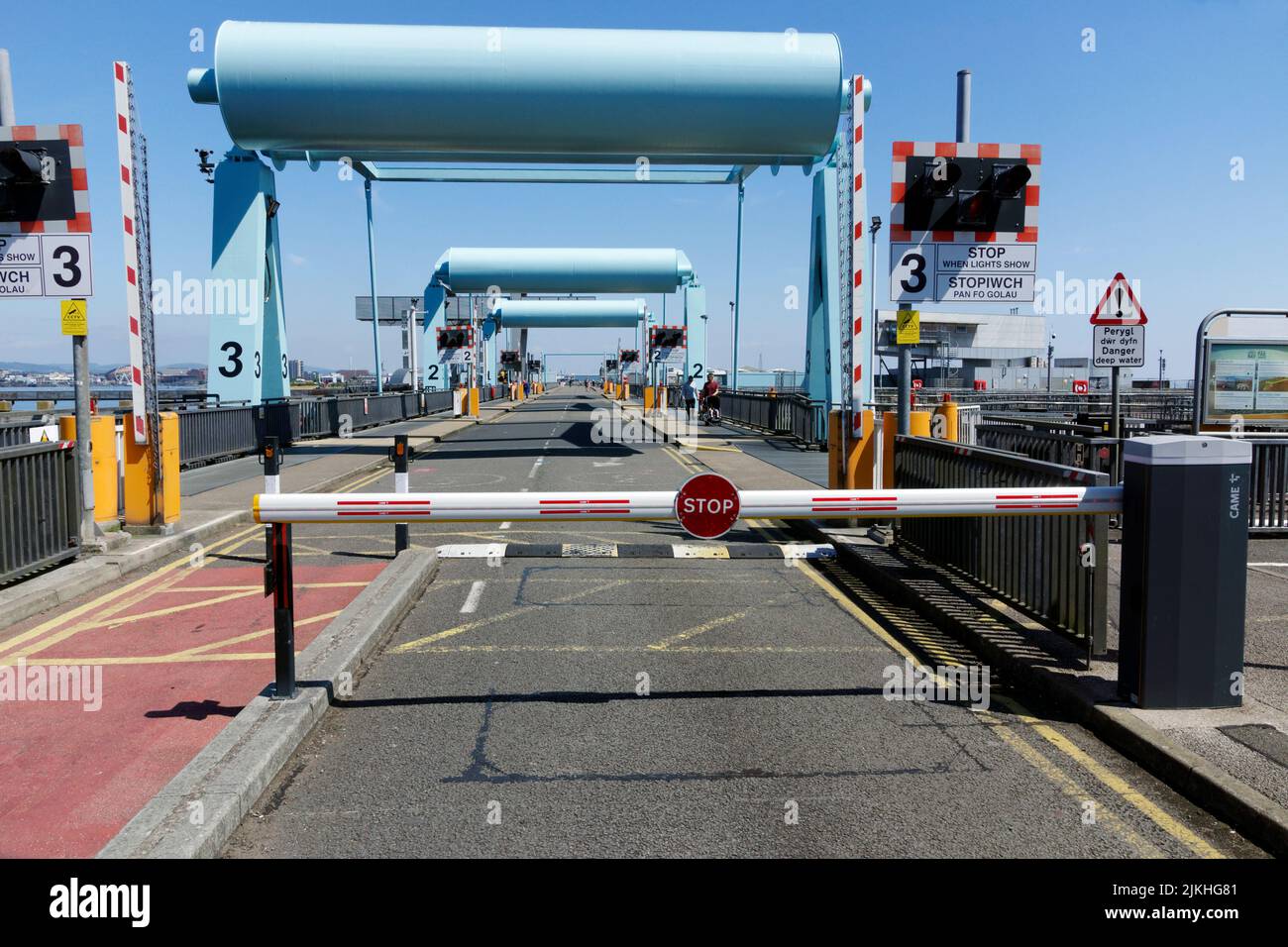 Lock Gates and lift bridge, Cardiff Bay Barrage, Cardiff, Galles del Sud, Regno Unito. Foto Stock