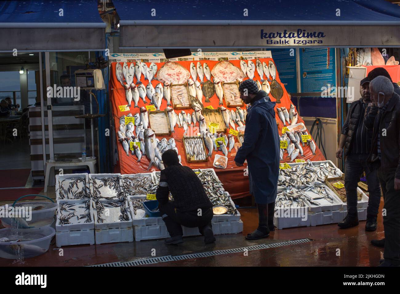 Fish counter nel distretto di Kartal (Turchia), Istanbul (11 dicembre 2021). Foto Stock
