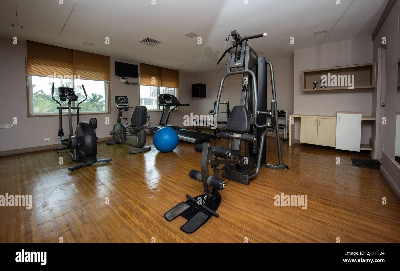 Una piccola palestra con diverse attrezzature costose per l'allenamento Foto Stock