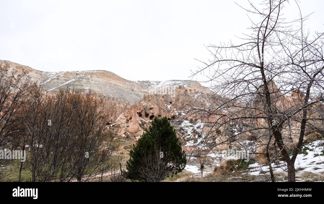 Una vista sulle colline e le formazioni geologiche nella natura selvaggia della Cappadocia, Turchia Foto Stock