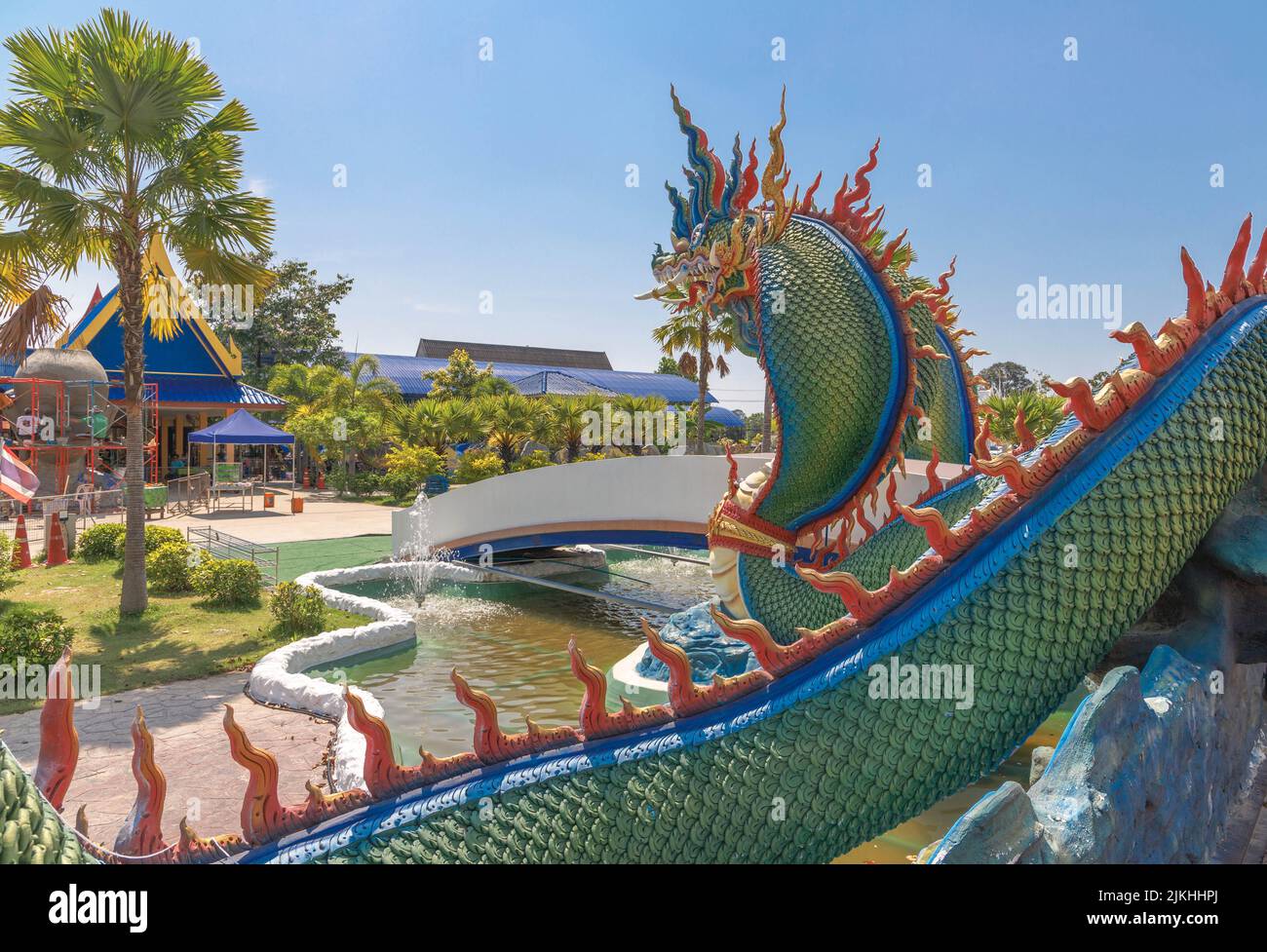 Un parco pubblico a Bang Sare, Thailandia, con colorate sculture di drago sopra le fontane Foto Stock