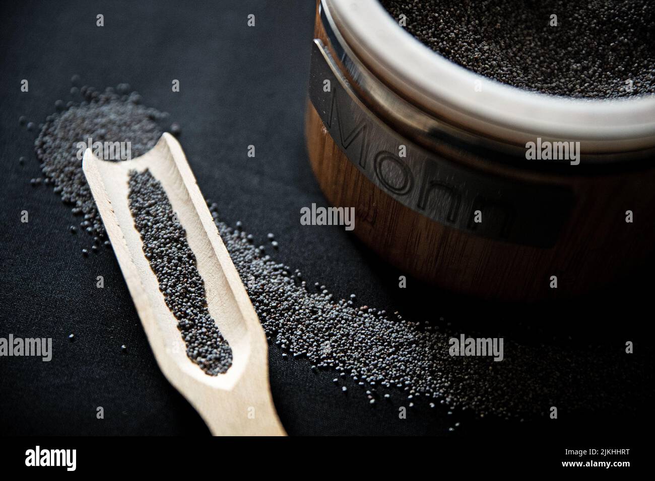 I semi di Psillio su uno sfondo nero Foto Stock