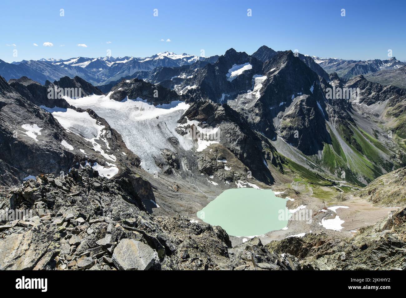 Cambiamenti climatici nelle Alpi di Ötztal: Lago d'acqua sciolta e ghiacciaio in contrazione nelle calde giornate estive. Schweikertferner, Tirolo, Austria, Europa Foto Stock