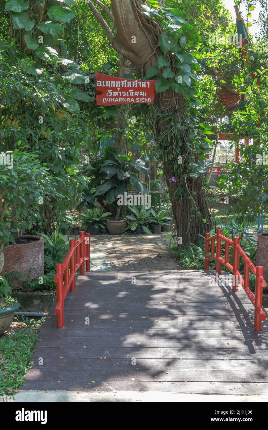 Uno scatto verticale di un giardino cinese del tempiale a Chonburi, Tailandia Foto Stock