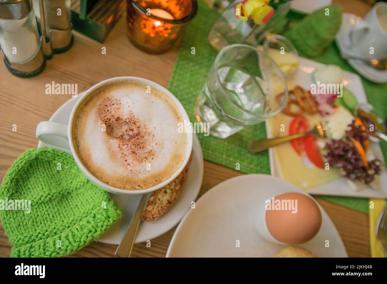 Tavolo da colazione con cappuccino e uova da colazione. Foto Stock