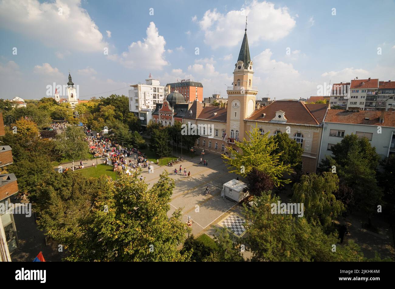 Un'immagine aerea della città di Kikinda in Serbia durante il giorno Foto Stock