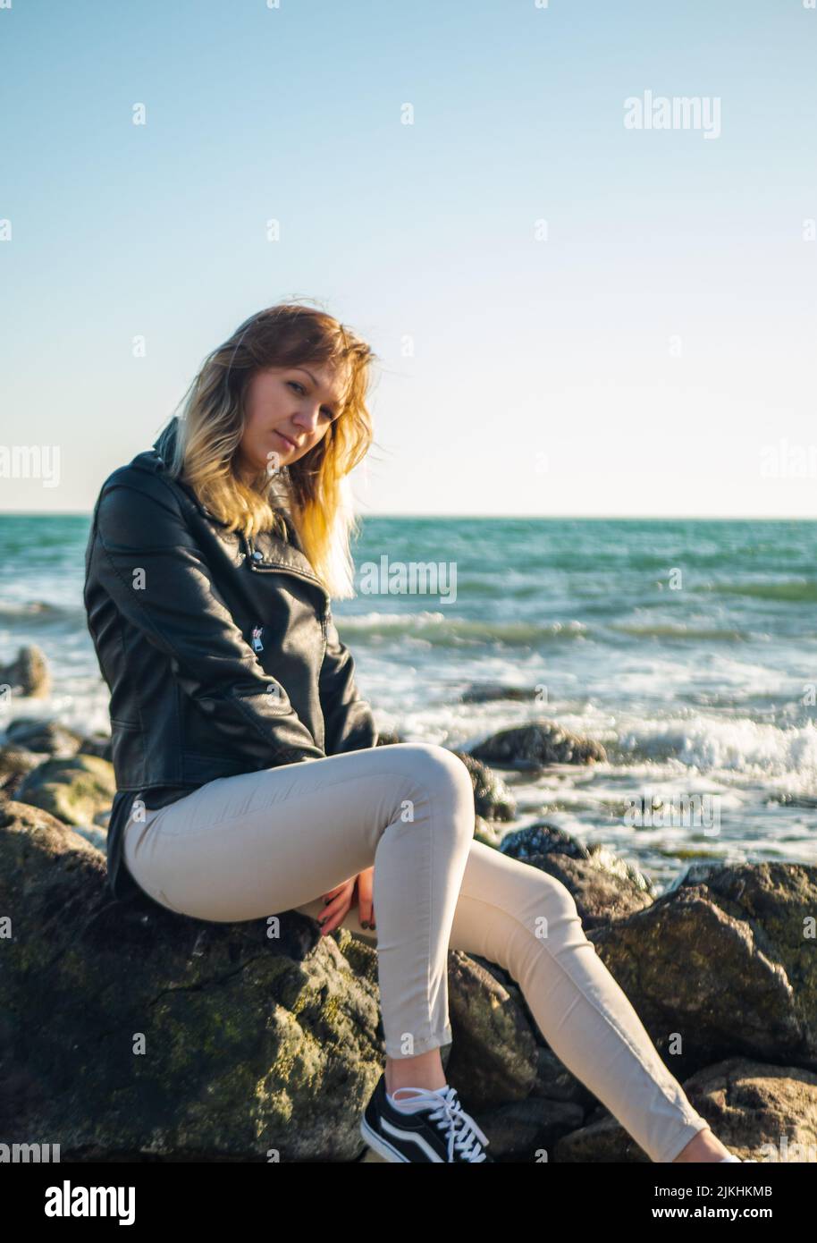 ritratto di una ragazza su uno sfondo del mare. copia spazio Foto Stock