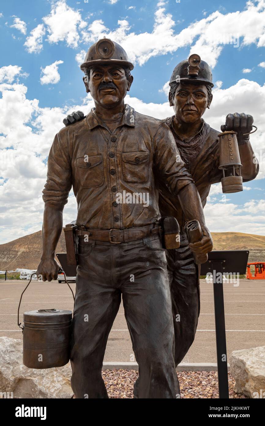 Green River, Wyoming - Una scultura, Shift Change di Bryan Cordova, celebra i minatori che hanno scavato il trona minerale dalle miniere di Southwest Wy Foto Stock