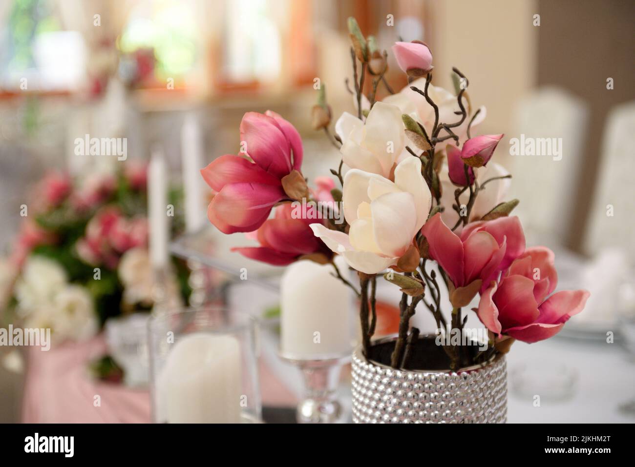 Un primo piano poco profondo di fiori decorativi Foto Stock