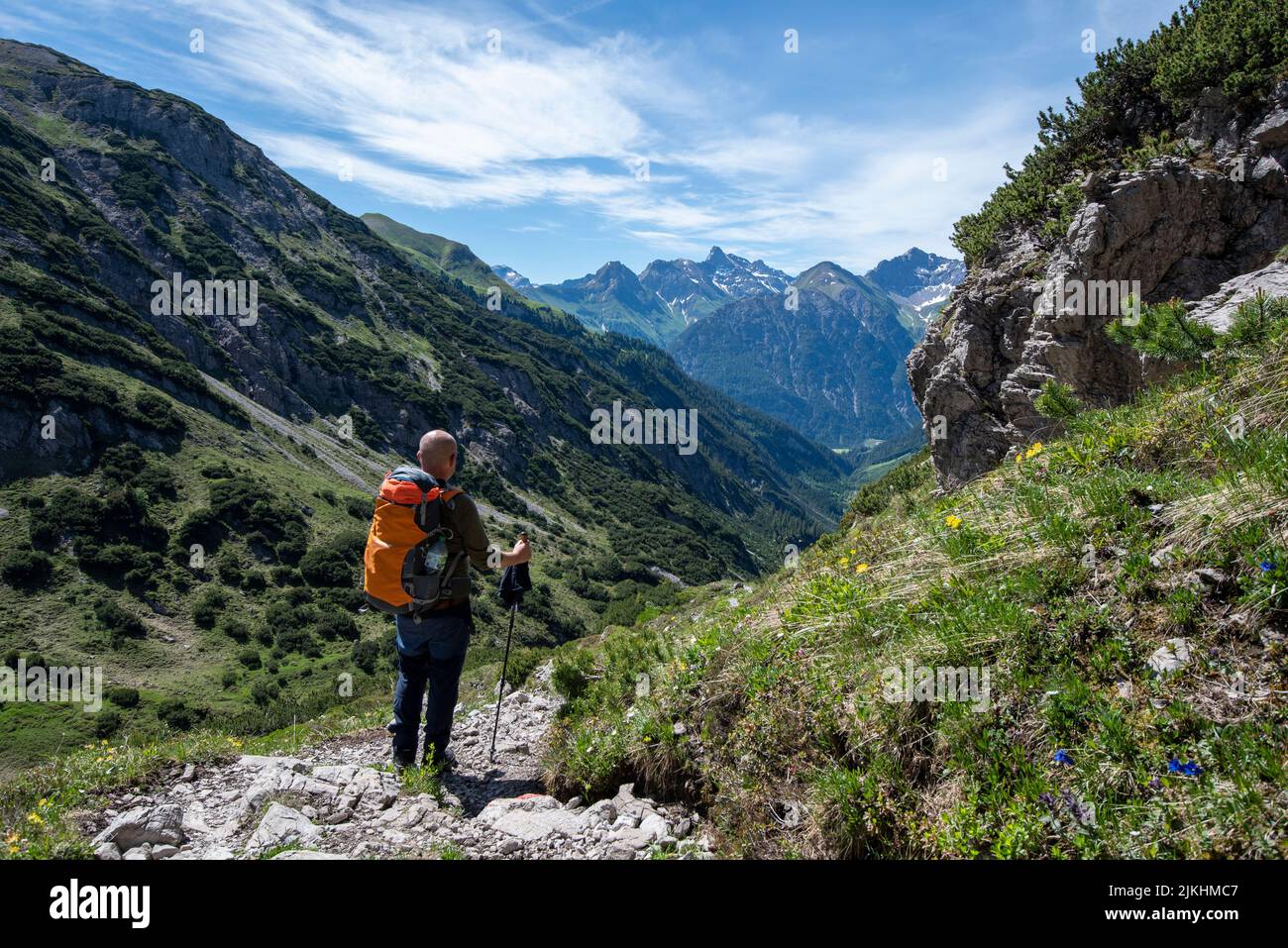 Escursionista sulla E5, discesa da Mädelejoch a Holzgau, Tirolo, Austria Foto Stock