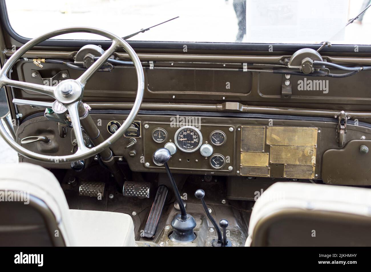 Vecchia auto verde militare, classico fuoristrada suv, auto storica Jeep Willys M38 Foto Stock