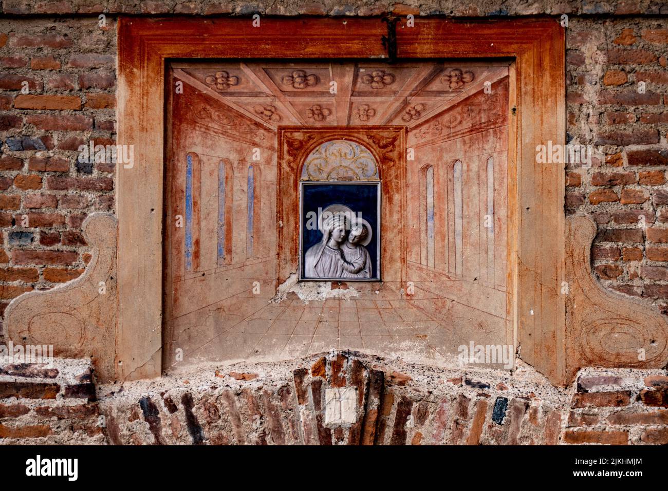 Un primo piano di un disegno religioso sul muro di Rocca Brivio Foto Stock