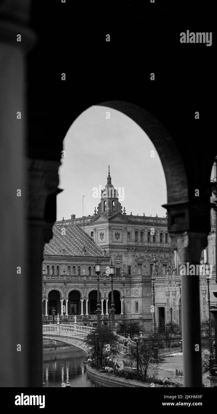 Una vista verticale in scala di grigi di Plaza De Espana da lontano a Siviglia, Spagna Foto Stock Una vista verticale in scala di grigi di Plaza De Espana da lontano a Siviglia, Spagna Foto Stock