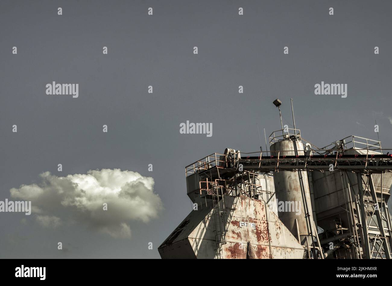 Un colpo di luce del giorno di apparecchiature industriali abbandonate a Birmingham, Alabama. Foto Stock