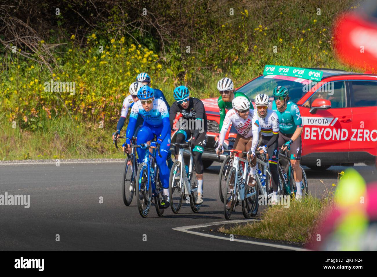 Un gruppo di ciclisti professionisti sulla strada durante la tappa del Tirreno Adriatico Foto Stock