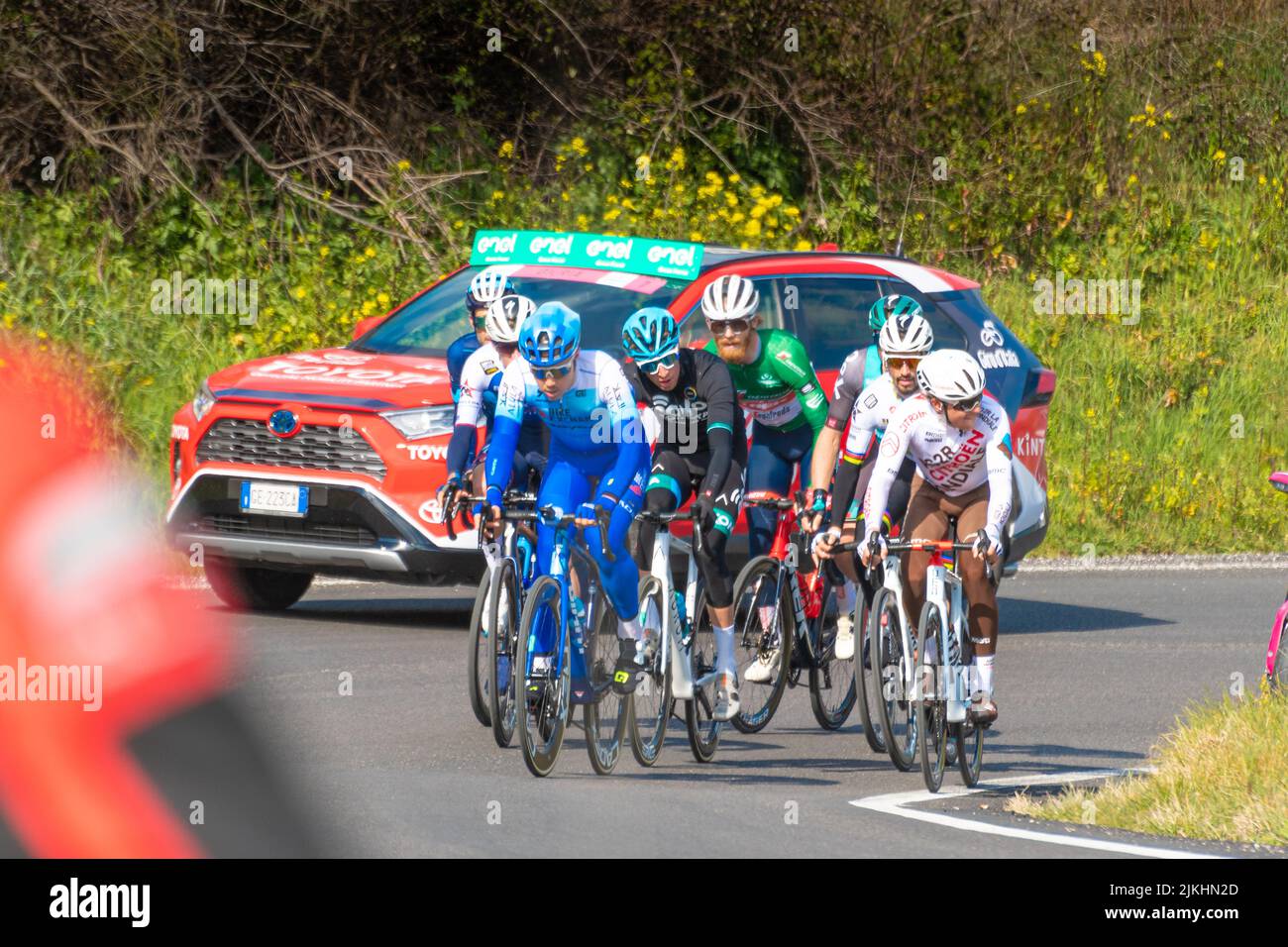 Un gruppo di ciclisti professionisti sulla strada durante la tappa del Tirreno Adriatico Foto Stock