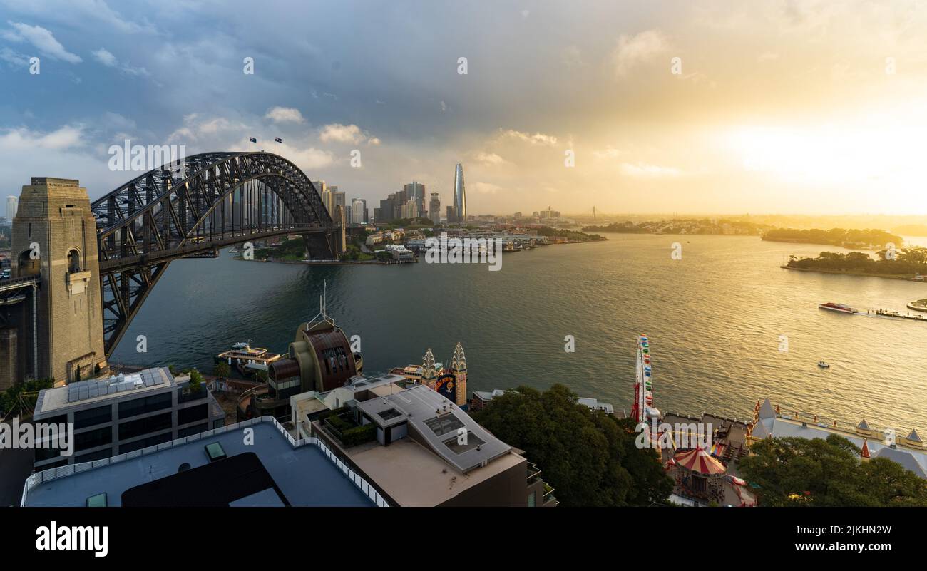 Un'immagine aerea del famoso Sydney Harbor Bridge durante il tramonto con le nuvole che lo sovrastano Foto Stock