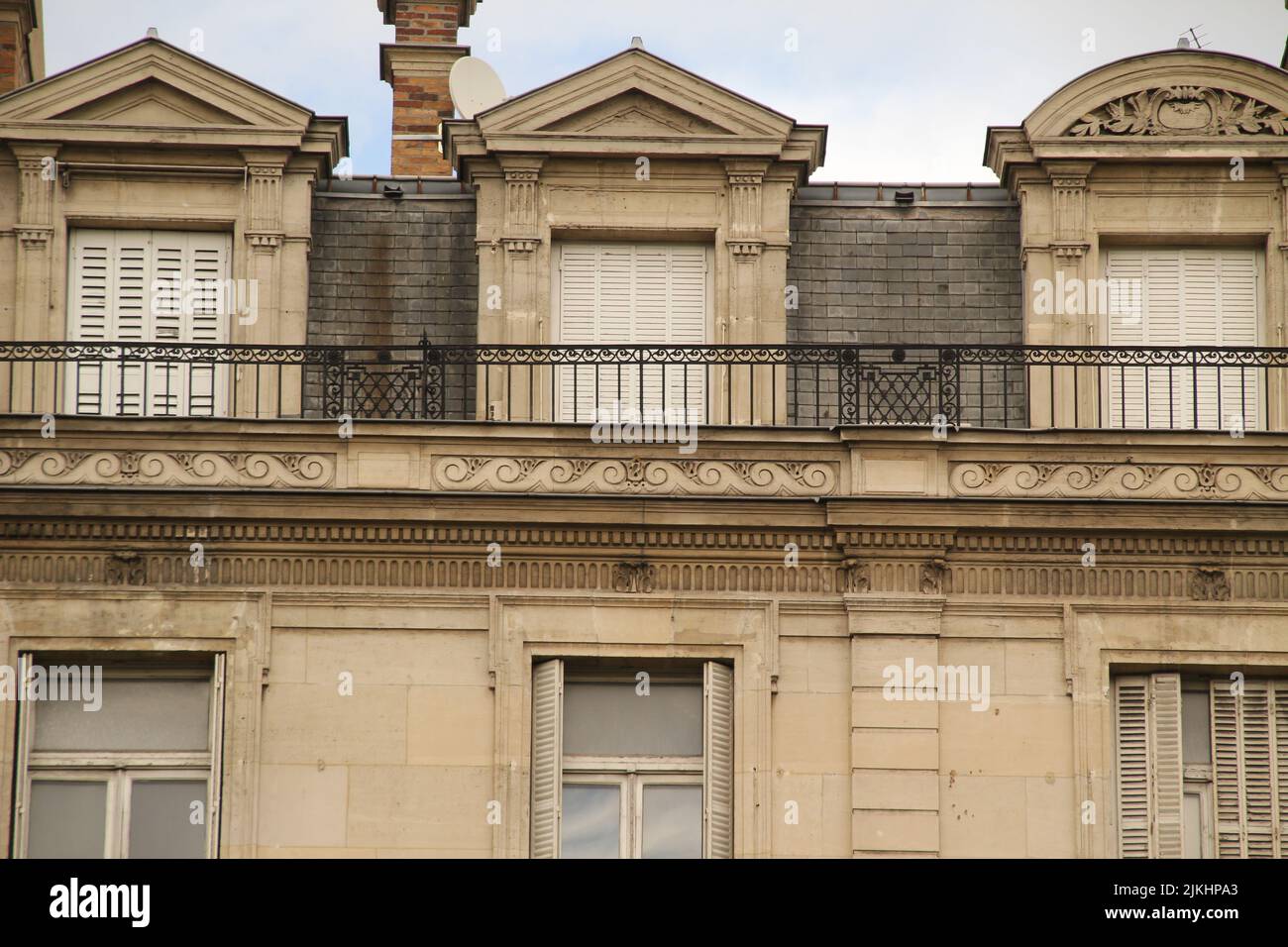 Un primo piano di una facciata di un edificio classico a Parigi, Francia Foto Stock