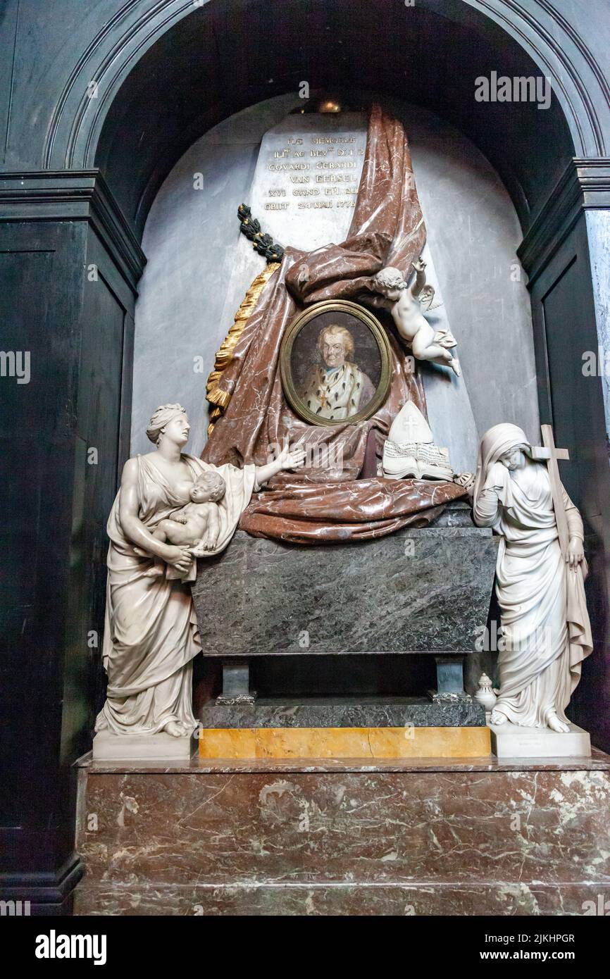 Uno scatto verticale delle sculture interne della Cattedrale di San Bavo, città di Gand, Belgio Foto Stock