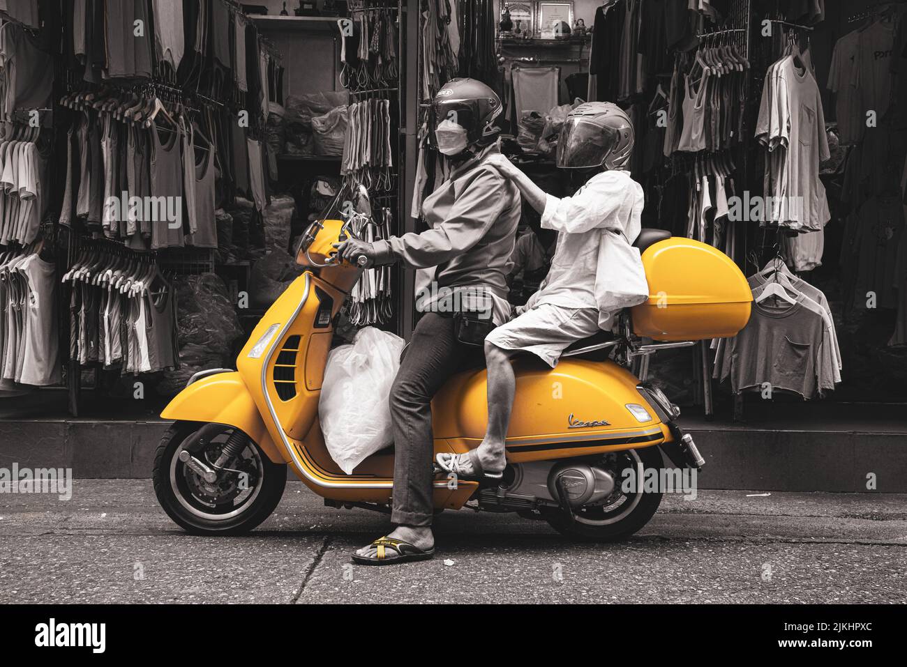 Le due persone si sono fermate sulla strada sulla bici gialla Foto Stock