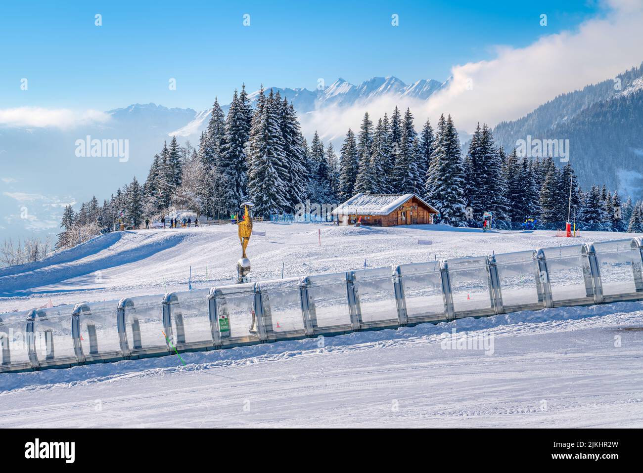 Una bella scena delle Alpi francesi coperte di neve in una giornata invernale soleggiata Foto Stock
