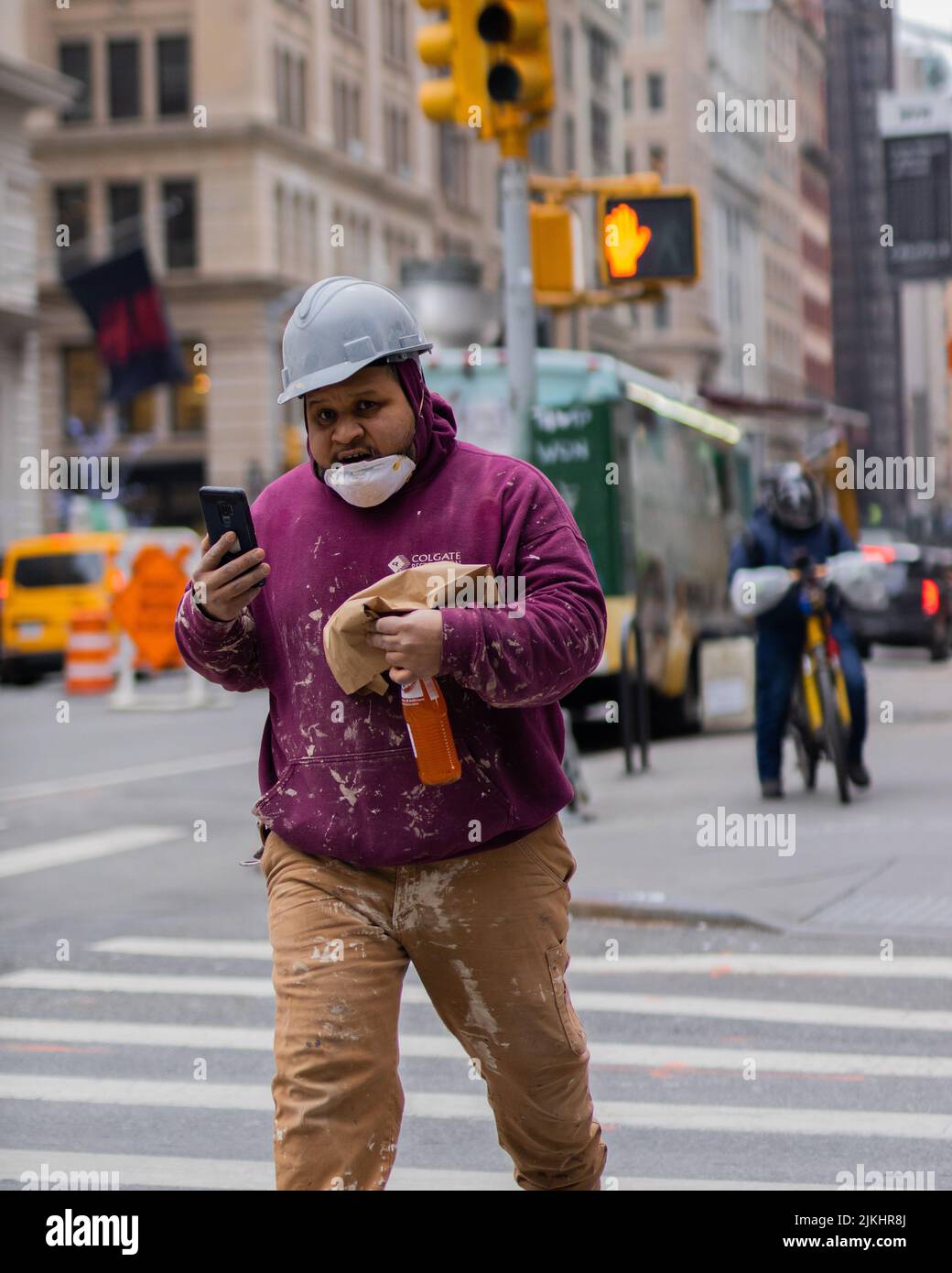 Un colpo di un lavoratore di costruzione durante la sua pausa pranzo a New York City Foto Stock