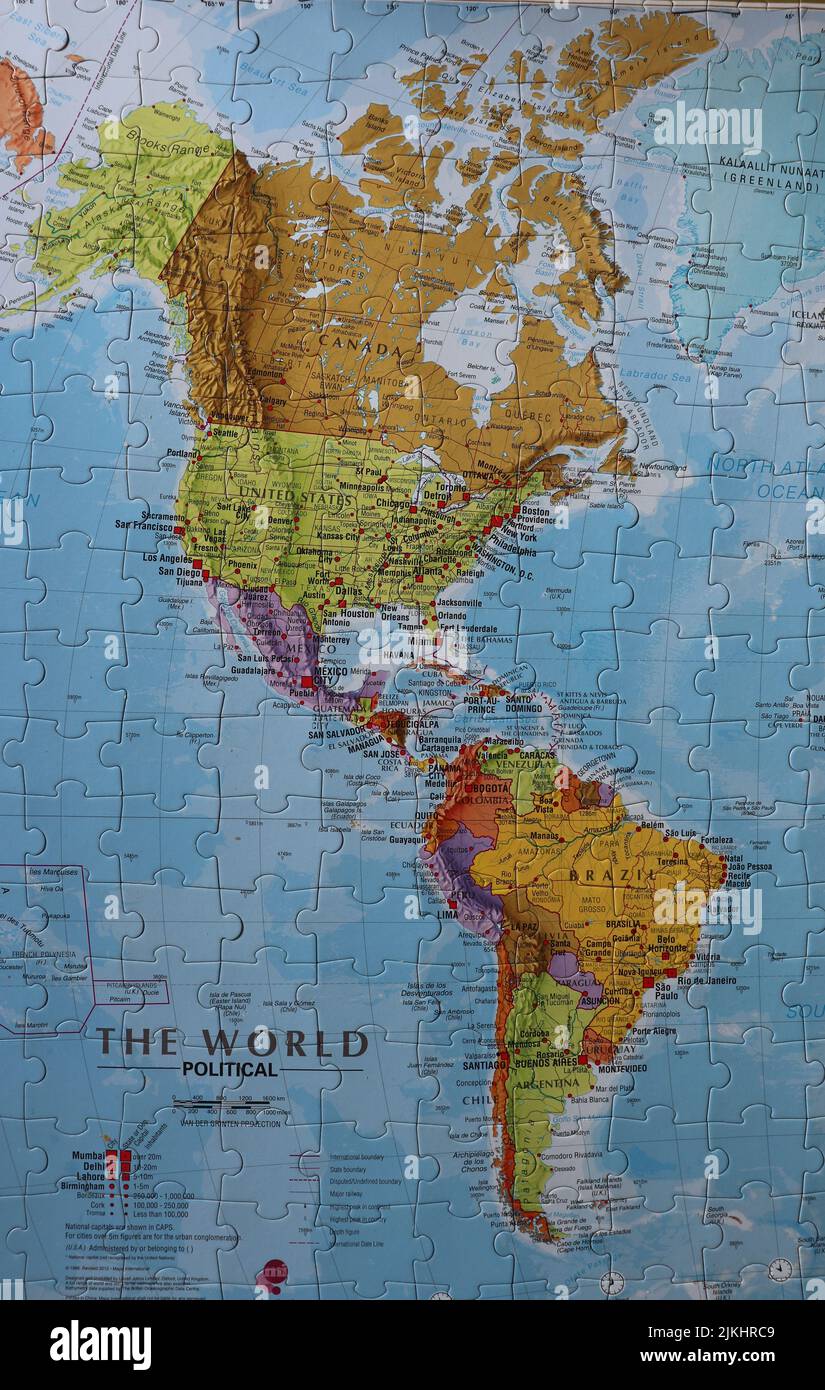 Uno scatto verticale del puzzle della mappa del mondo Foto Stock