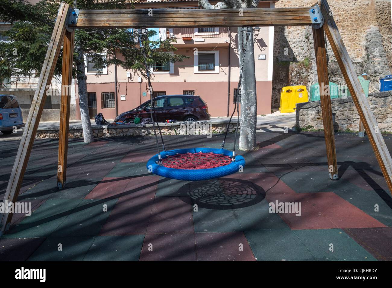 Un nido swing sede nel cortile, città di Spagna nella comunità di Castilla y Leon Foto Stock