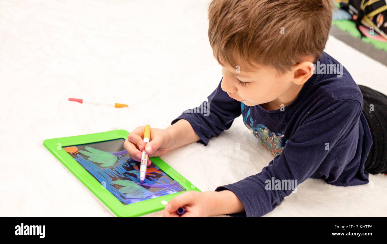 tablet leggero per disegnare, disegna con una penna su un tablet speciale per disegnare la luce. nuova tecnologia. Foto Stock