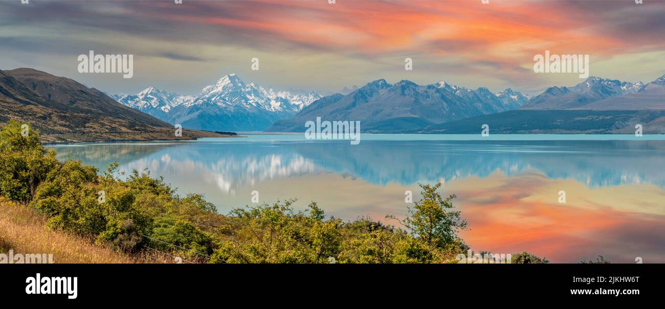 Riflesso scenico del Monte Sefton e del Monte Cook al lago Pukaki, Isola del Sud della Nuova Zelanda Foto Stock