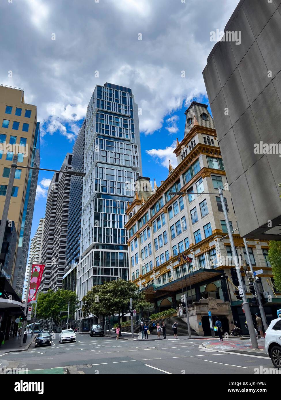 Edifici d'affari, grattacieli sotto le nuvole scure nel centro di Sydney Foto Stock