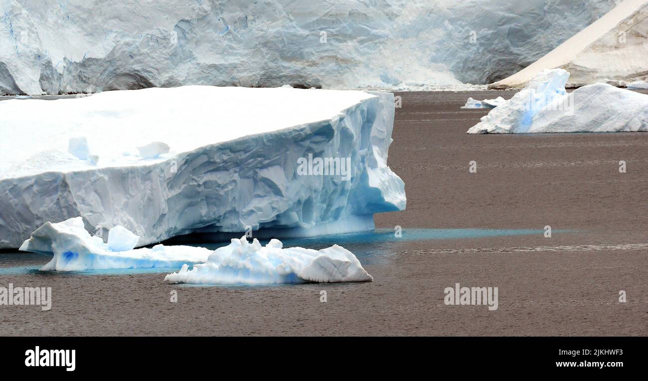 Un pezzo rotto di un iceberg che galleggia sulle acque dell'Oceano Antartico Foto Stock