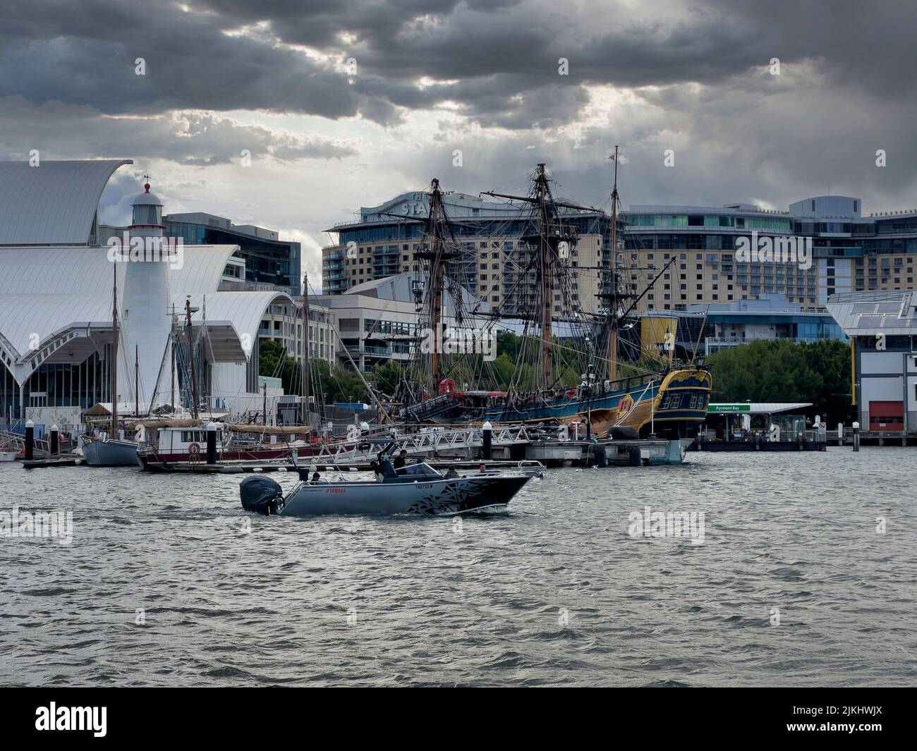 Barche, yatch, navi storiche al molo di King Street prima di una tempesta, Sydney NSW Australia Foto Stock