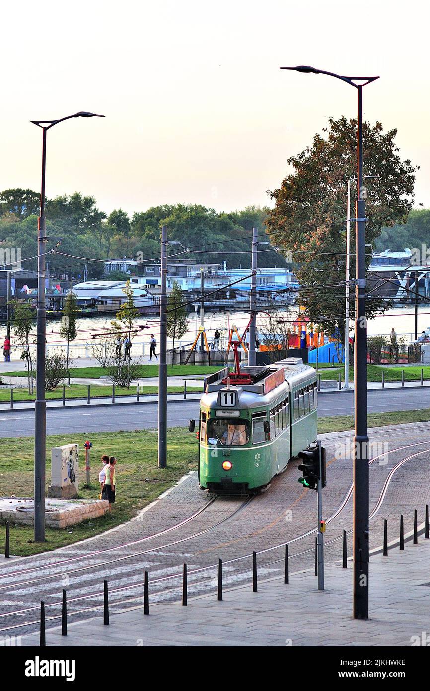 Un vecchio tram elettrico, una parte dei trasporti pubblici a Belgrado, Serbia Foto Stock