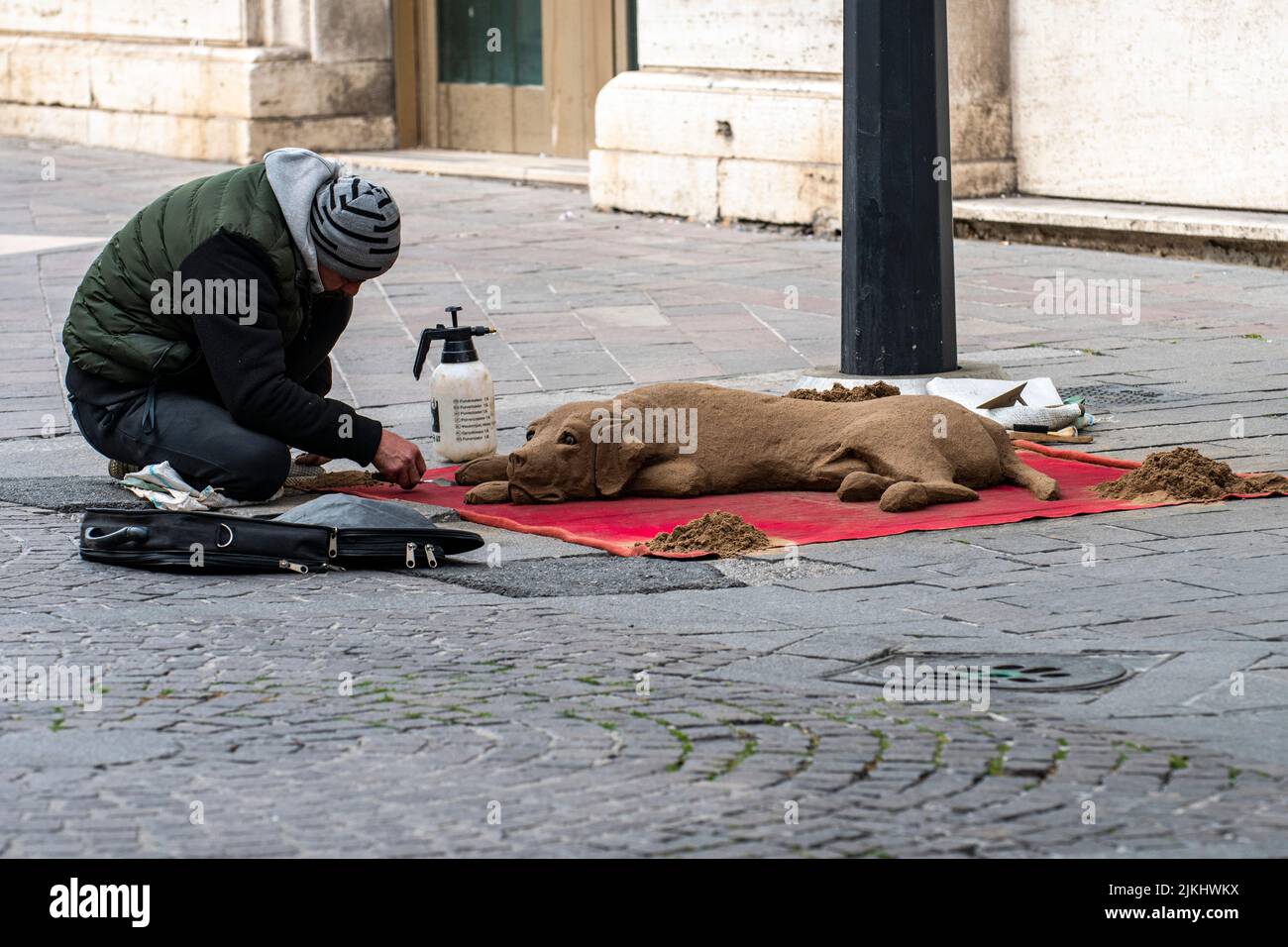 terni, italy march 19 2022:artista di strada che fa scultura sulla sabbia Foto Stock