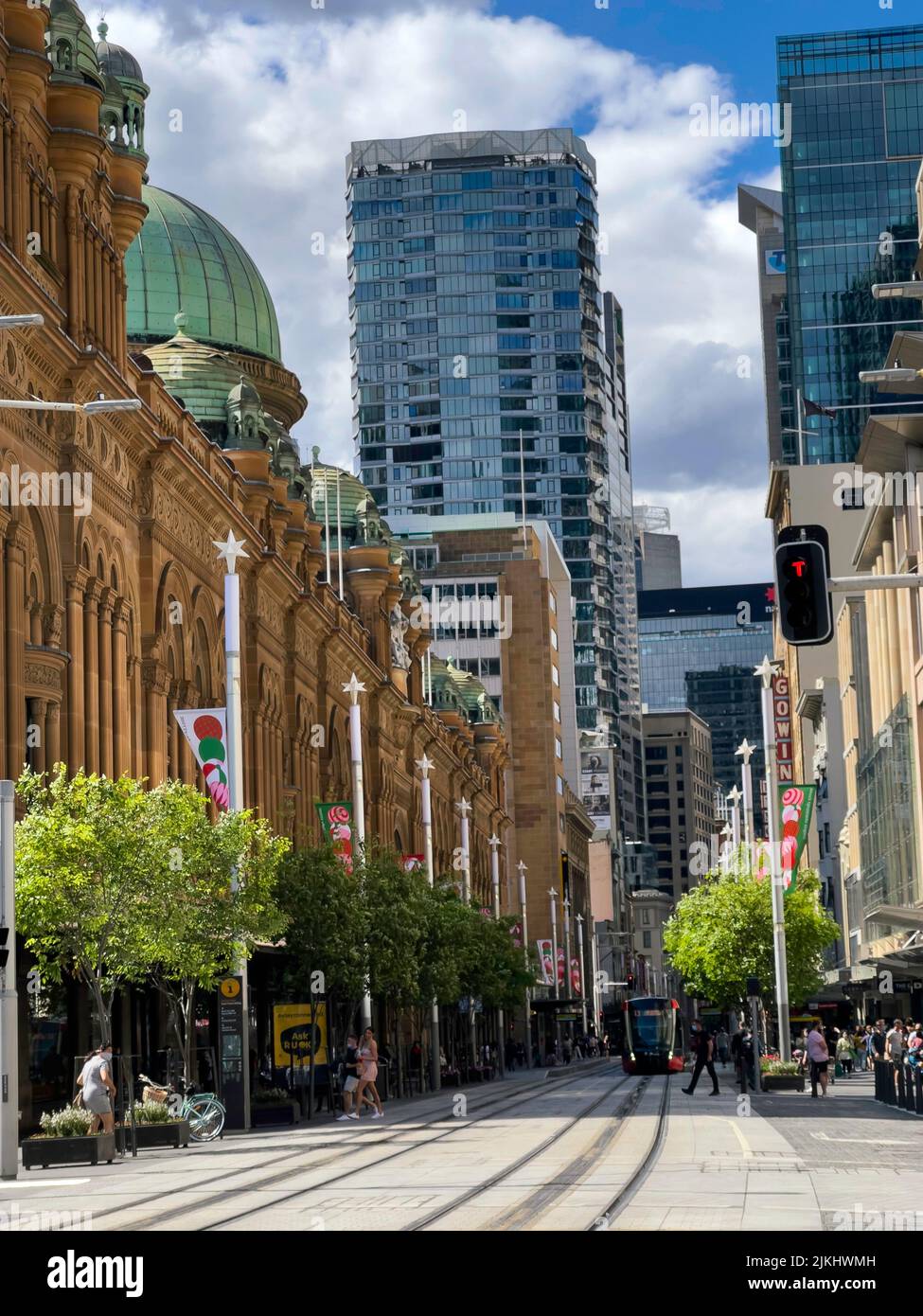 Edifici storici, edifici d'affari, grattacieli sotto il cielo blu nel centro di Sydney Foto Stock