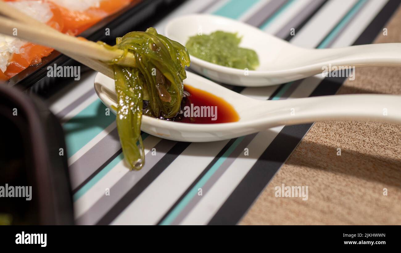 Insalata di alghe wakame cucina tradizionale giapponese Aur gusto dolce, delizioso, consegna cibo Foto Stock