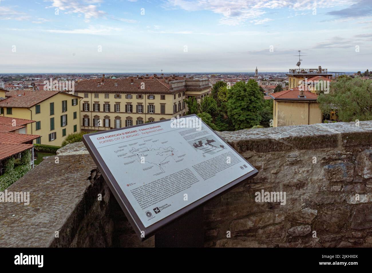 Un'immagine aerea del paesaggio urbano dalle mura veneziane di Bergamo e un banco informazioni Foto Stock